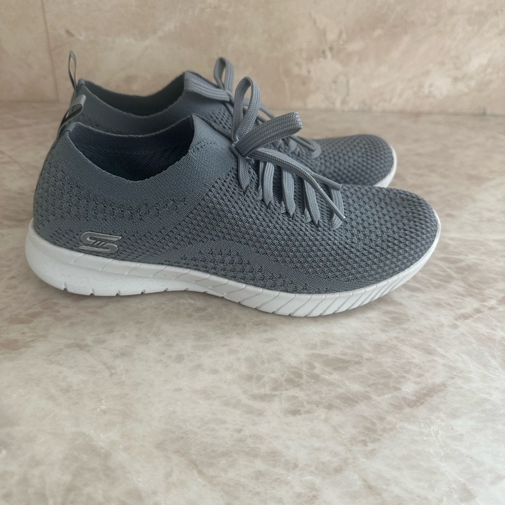 New never worn Skechers Gray Knit Slip-On Walking Shoes size 6